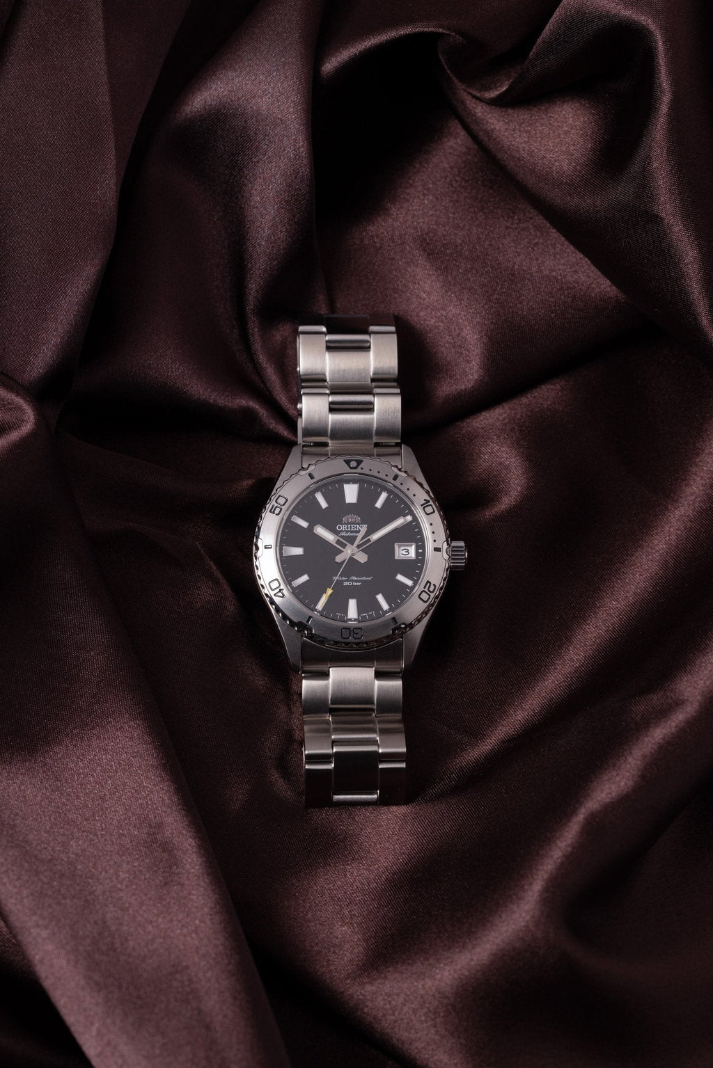 Orient RA-AC0Q01B en la muñeca