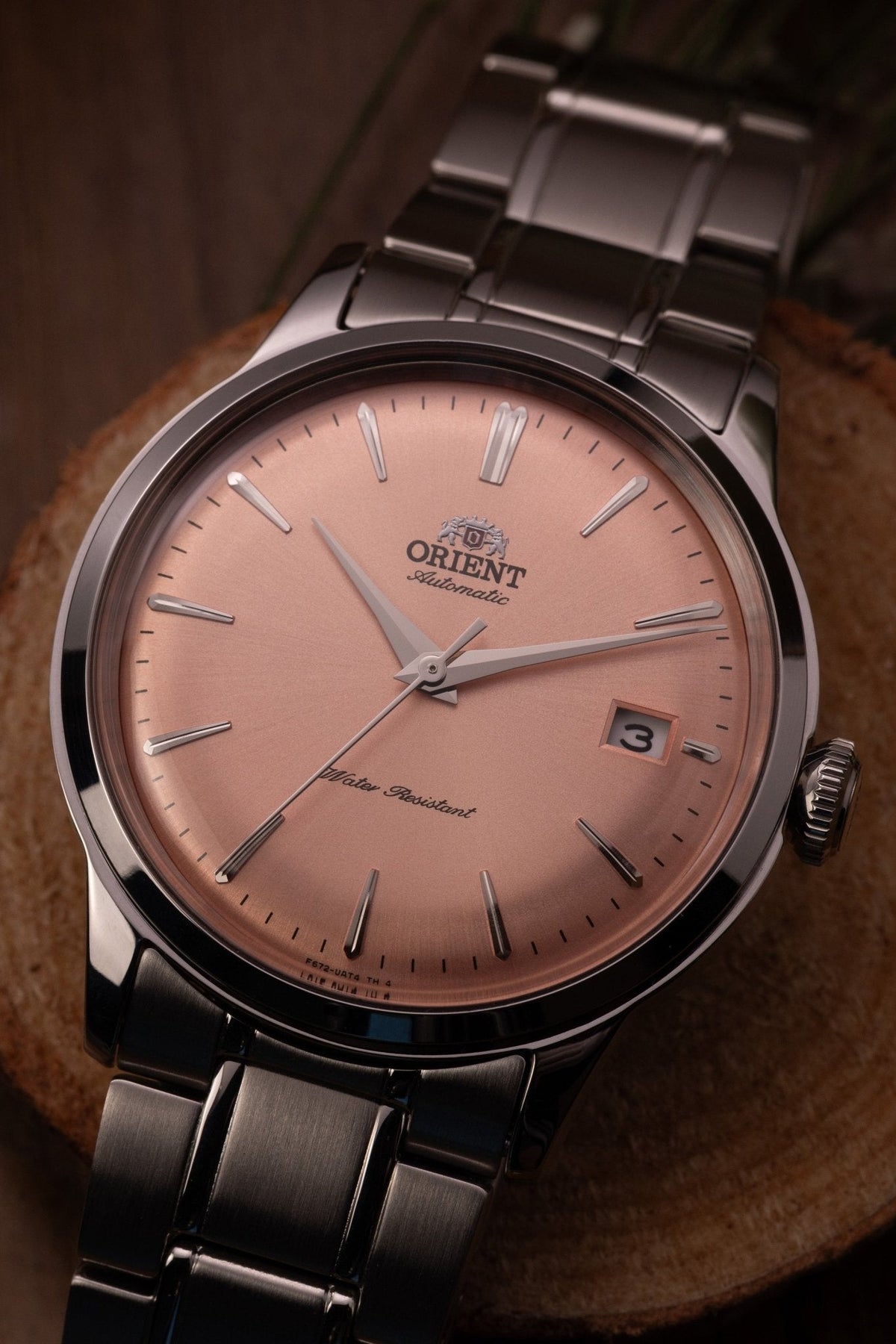 Orient RA-AC0M11Y en la muñeca
